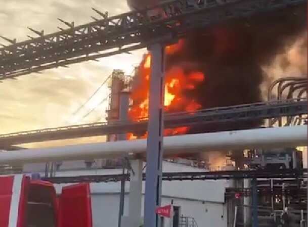 У РФ в Омську палає один із найбільших НПЗ країни