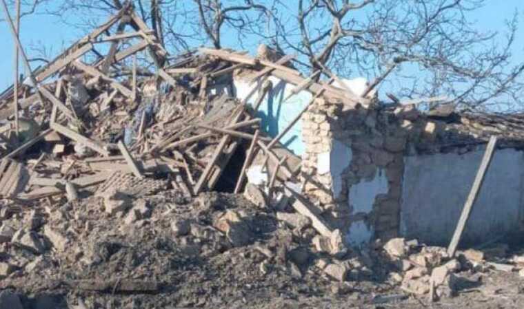 Окупанти на Херсонщині пошкодили 19 приватних будинків, газопровід і поранили 3 людей