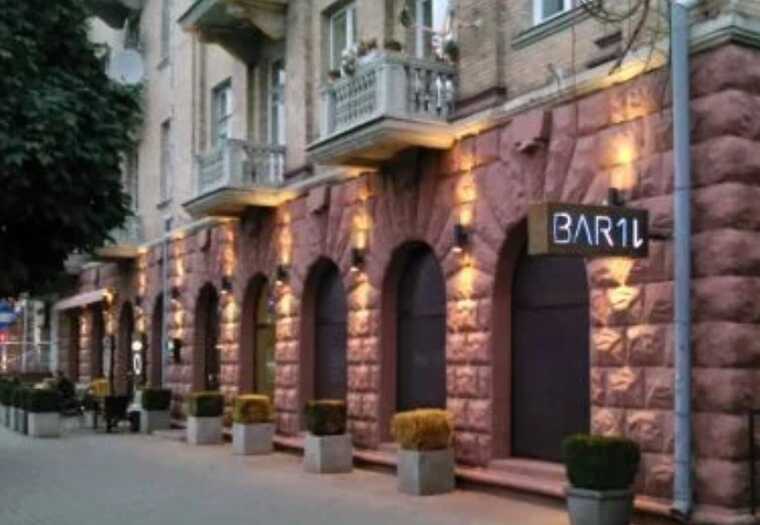 В Луцке обнаженные девушки  устроили фотосессию возле ресторана