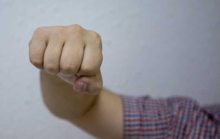 В Киеве девушки избили свою сверстницу и сняли это на видео