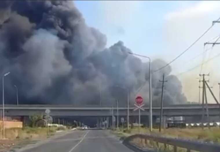 В Ростовской области РФ возле нефтебазы бушует масштабный пожар