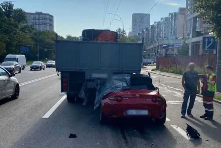 ДТП у Києві: на проспекті Лобановського зіткнулись вантажівка та легковик, є загиблий