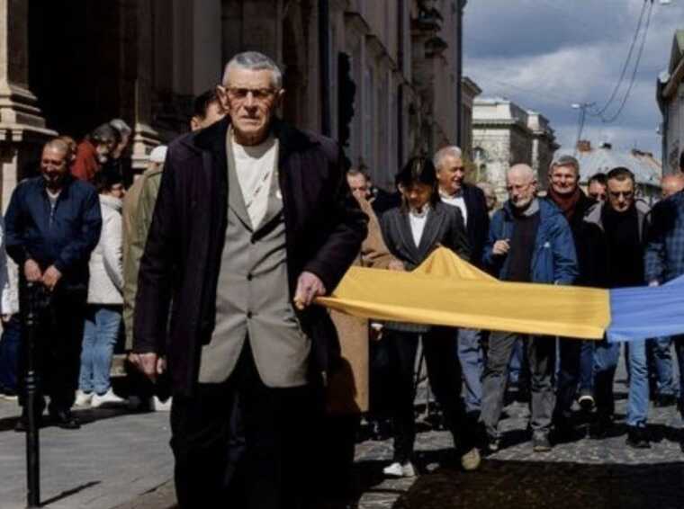 У Львові помер ексдепутат Зиновій Саляк, який вперше підняв прапор України над Ратушею