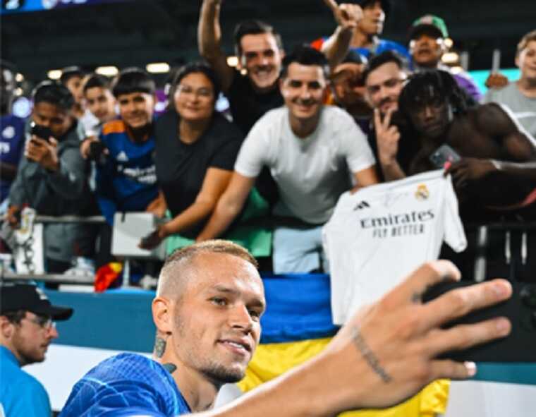 Михайло Мудрик зробив фото з фанами "Челсі", які принесли на стадіон прапор України