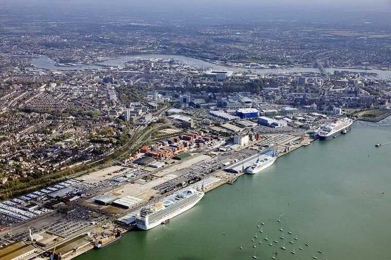 Франція, попри санкції, пустила в порт російське судно-репліку фрегата Петра І