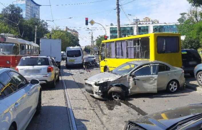 ДТП с трамваем в Киеве: водителя временно отстранили от работы