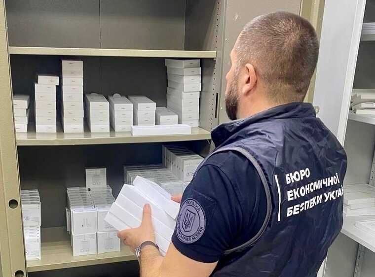 БЕБ проводить обшуки у мережі iStore: вилучено велику кількість нелегальної техніки, кешу