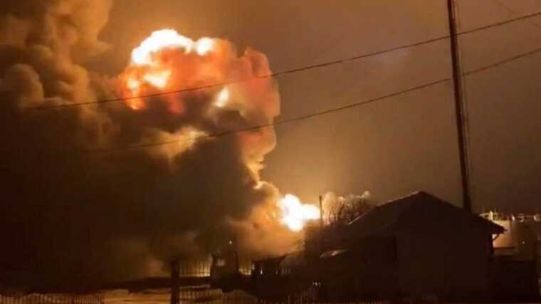 В РФ на аэродроме под Липецком после взрывов продолжаются пожары