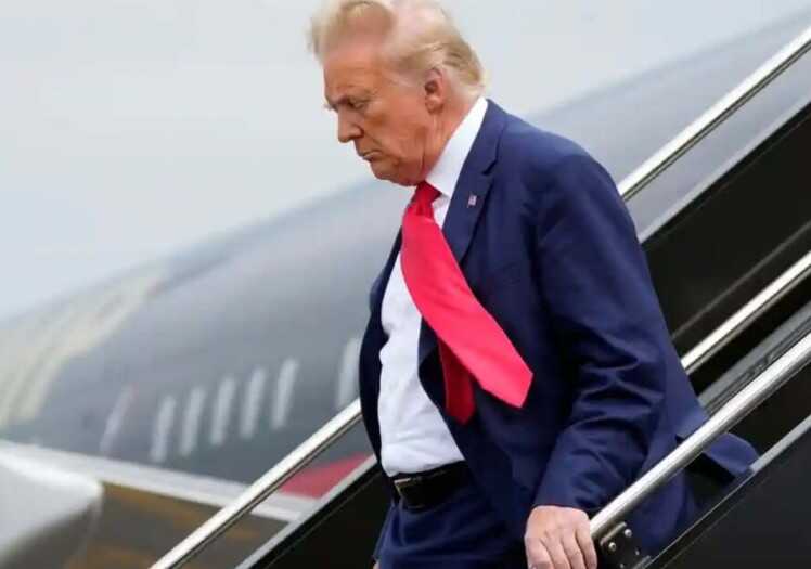 AP: Літак Трампа здійснив аварійну посадку