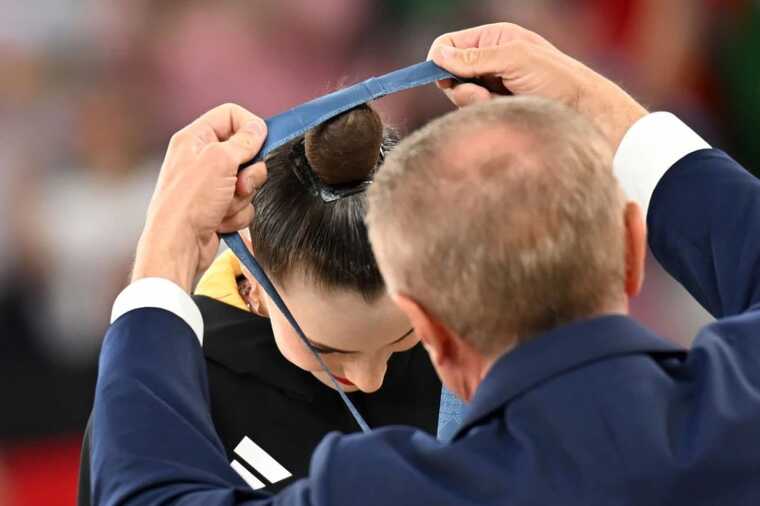 Сергей Бубка на Олимпиаде-2024 наградил чемпионку из Барнаула, поддерживающую оккупацию Украины