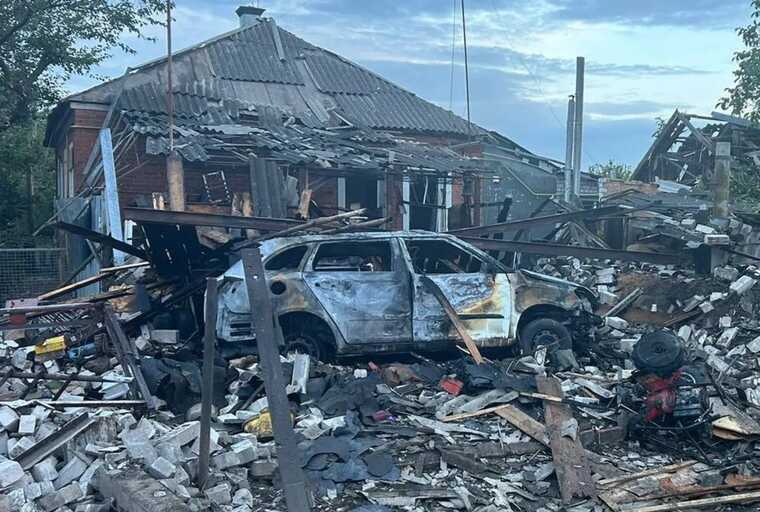 На Харківщині окупанти поцілили по приватному будинку: під завалами опинилася родина, є загиблі