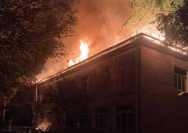 В сети публикуют кадры последствий прилета по Золочеву в Харьковской области