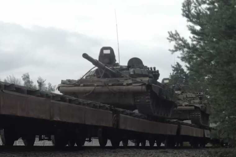 Білорусь перекидає танки до кордону з Україною і вже вантажить їх на потяги