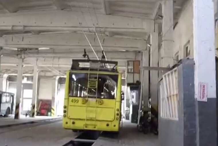 Окупанти вночі завдали удару по херсонському тролейбусному депо