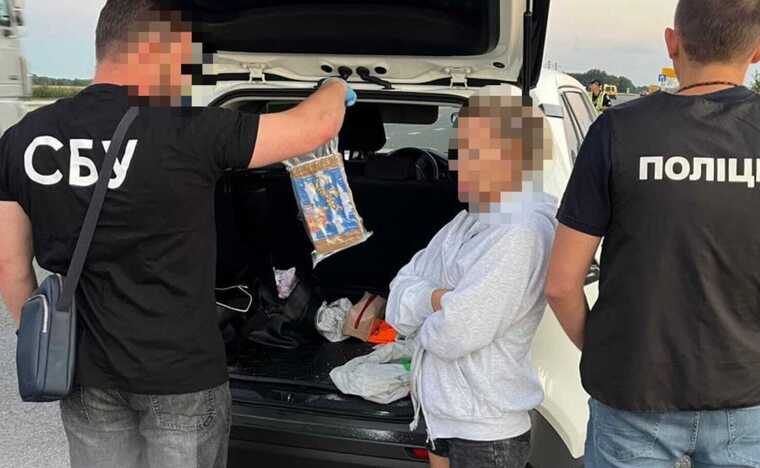Правоохоронці Київщини викрили двох контрабандистів наркотиків: перевозили кокаїн під виглядом порошку для прання