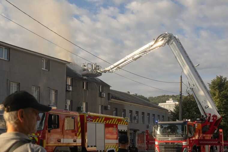 У Києві сталася масштабна пожежа в адмінбудівлі