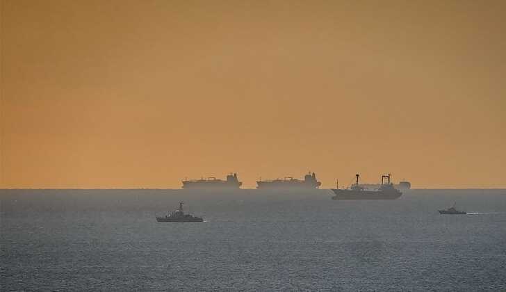 В мережі показали фото корабля, над яким піднімається дим, поблизу Одеси