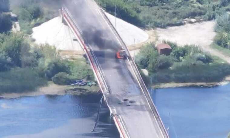 ВВС України опублікувало кадри зі знищенням моста через річку Сейм у Курській області