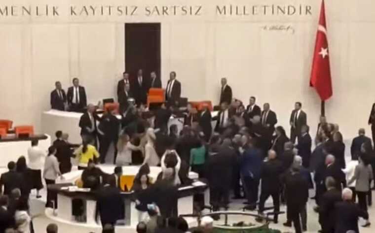 У Турецькому парламенті сталася масова бійка через образу партії Ердогана