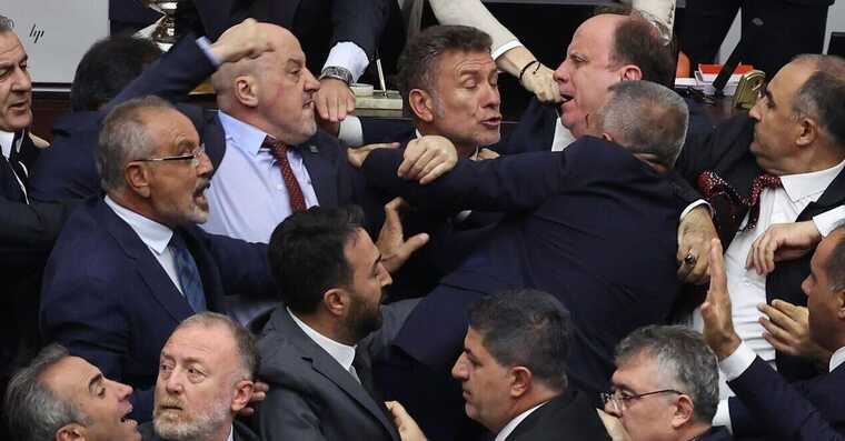 У турецькому парламенті сталася бійка