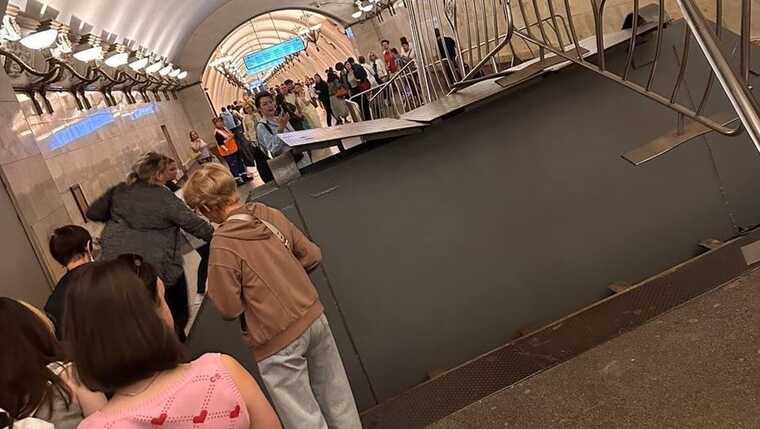 В РФ на станции метро "Арбатская" в Москве сработал защитный затвор