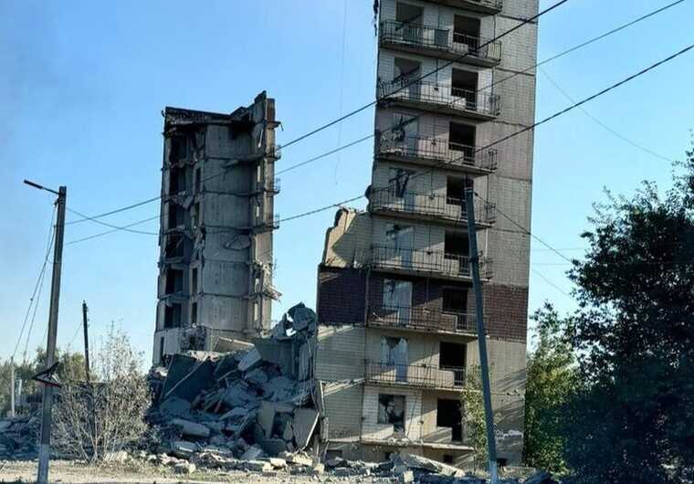 Окупанти вдарили КАБом по багатоповерхівці в Мирнограді на Донеччині: у мережі публікують відео