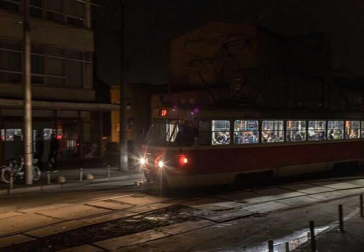 В Киеве на станции метро «Лесная» пассажир залез на крышу поезда