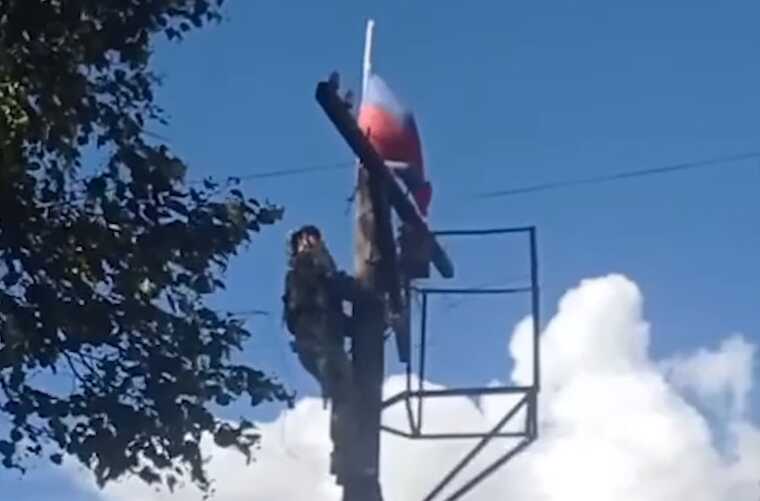 Українські морпіхи зняли російський триколор в селі Апанасівка у Курській області