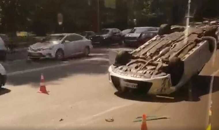 ДТП у Києві: унаслідок аварії перекинулося легкове авто