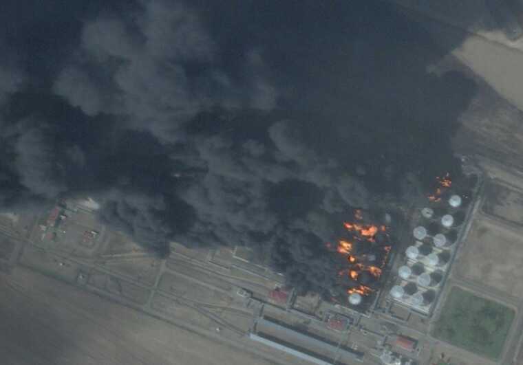 СМИ публикуют спутниковый снимок пожара на нефтебазе в Ростовской области