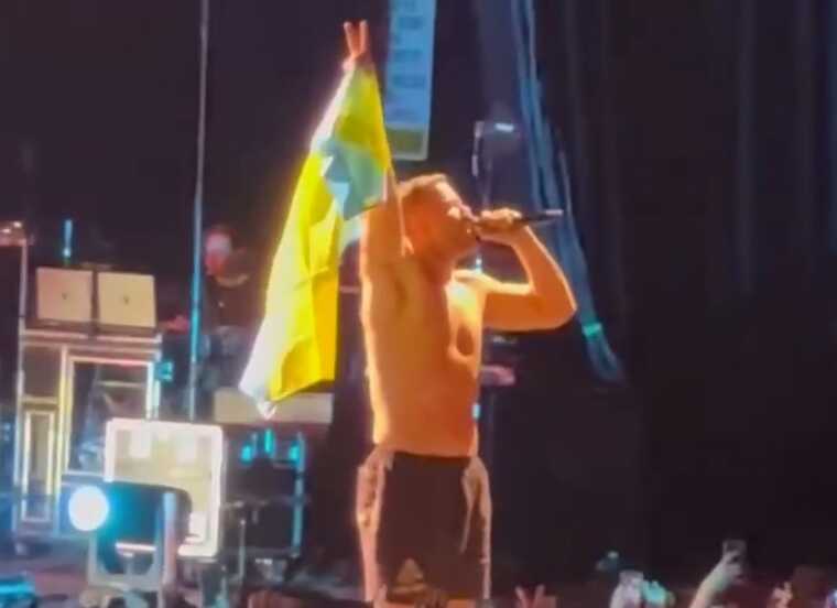 На концерті Imagine Dragons у Чикаго фронтмен Ден Рейнольдс підняв прапор України