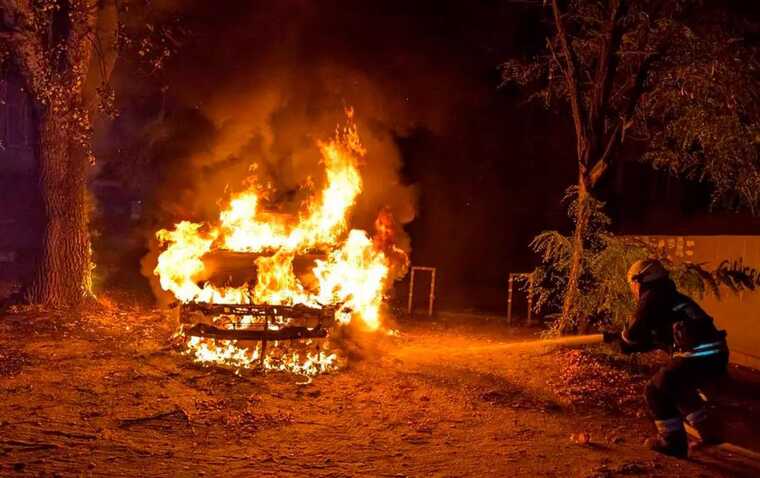 У Дніпрі знову згорів автомобіль