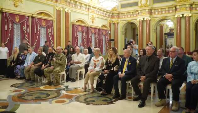 Зеленський вручив нагороди 11 видатним діячам за їхній внесок у прославлення України