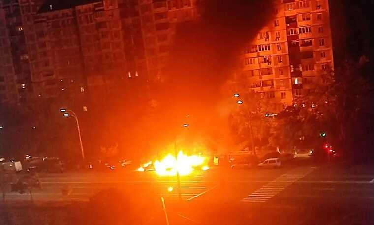 У Києві згоріло чотири автівки: одна з машин нібито належала військовим