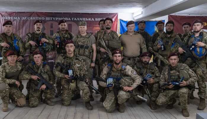 Oleksandr Syrskyi awarded paratroopers participating in the operation in Kursk region