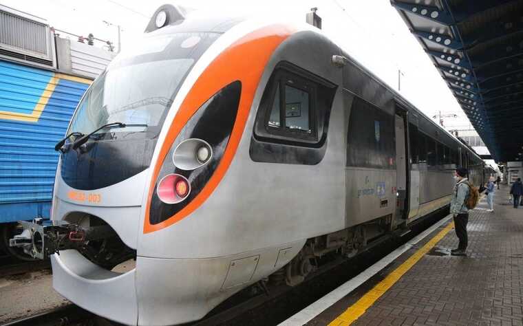 Через ракетний удар та знеструмлення в Україні затримуються поїзди