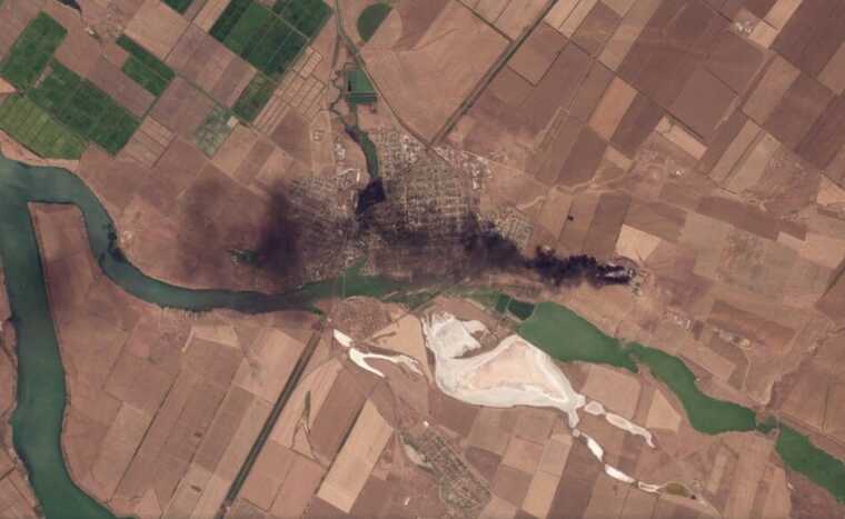 У мережі опублікували супутникові знімки пожежі на нафтобазі в Ростовській області