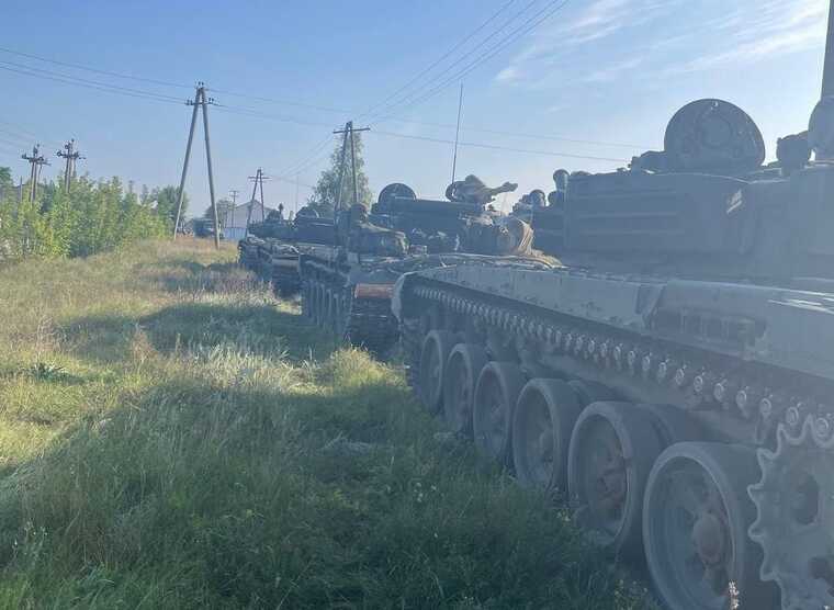 Білорусь накопичує біля кордону з Україною велику кількість техніки: у мережі публікують фото