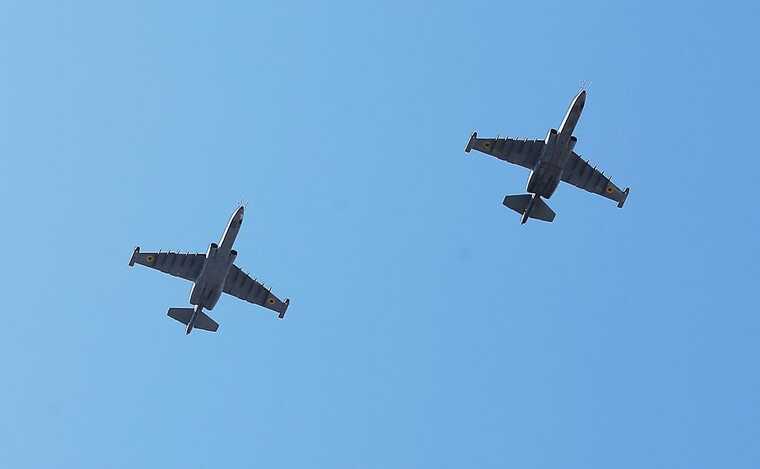 Ukrainian soldiers hit Russian Su-25 attack aircraft