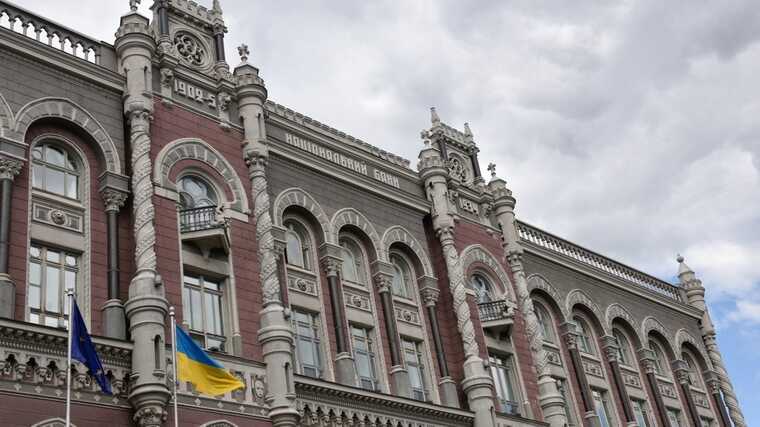 Обмеження переказів на картку: член ради НБУ пояснив, чи відчують зміни звичайні українці