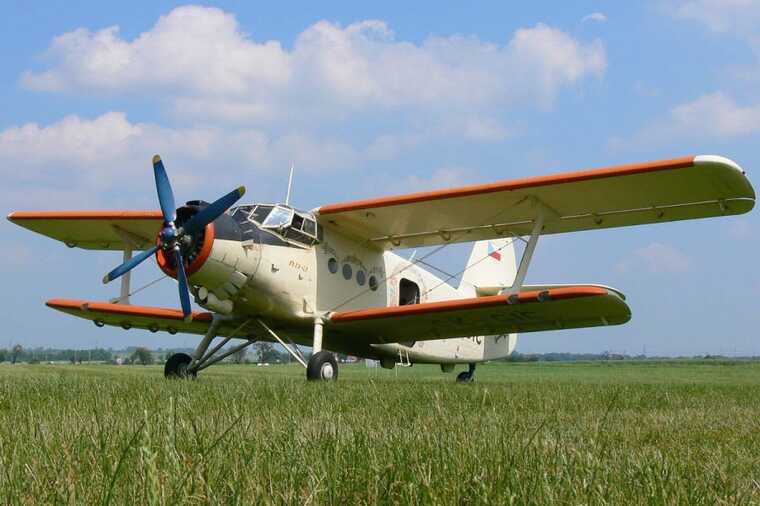 В российском Владикавказе самолет Ан-2 совершил аварийную посадку: есть пострадавшие