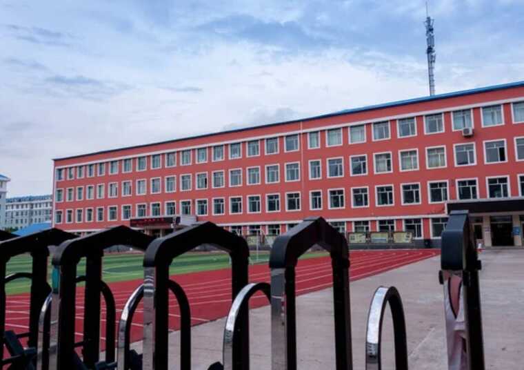 У Китаї автобус влетів у натовп біля школи: загинуло 11 людей