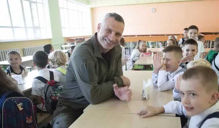 Школярі, до яких прийшов Кличко, переплутали його із Зеленським