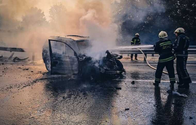 ДТП на Київщині: внаслідок аварії загорівся легковик, є постраждалий