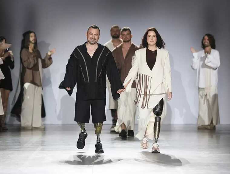 Поранені українські військові відкрили показ мод на Ukrainian Fashion Week SS25