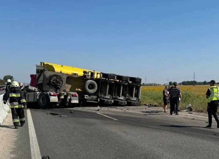 На Киевщине произошло столкновение двух фур, одна из которых перевернулась