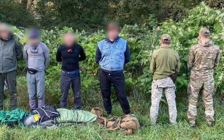 Українські прикордонники біля кордону з Румунією затримали чотирьох втікачів