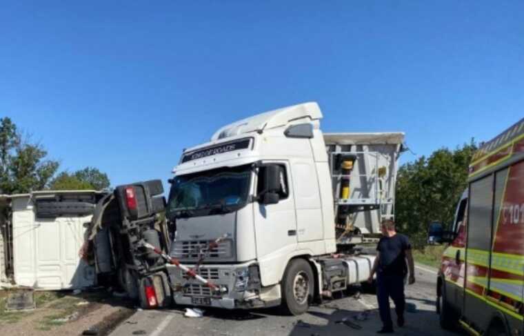 На Миколаївщині на трасі сталася ДТП із вантажівками та легковиком