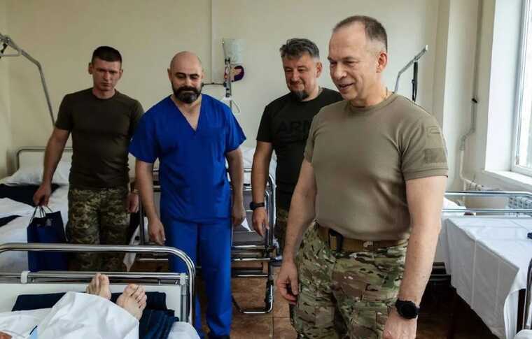 Syrskyi visited soldiers undergoing treatment after injuries
