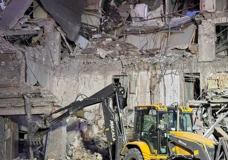 Удар по готелю в Миколаївці на Донеччині: з-під завалів дістали тіла двох загиблих